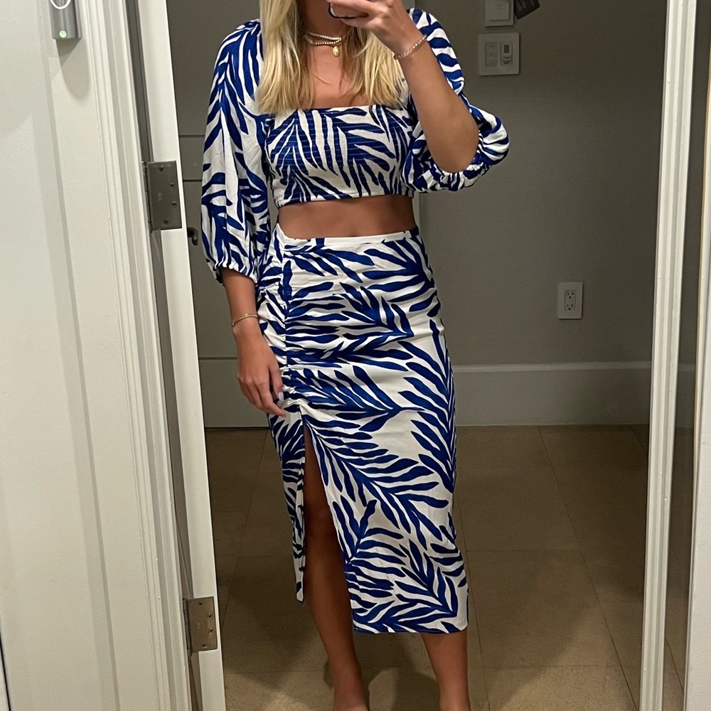 White and blue patterned set
